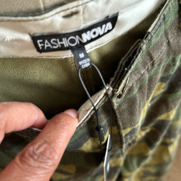 NWT FashionNova Cadet Kim Oversized Camouflage Pants (Medium) - BRAND NEW - Picture 7 of 9